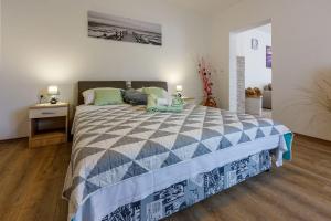 Renoviertes Apartment mit Meerblick, Fitnessraum, Babybett, Grillbereich