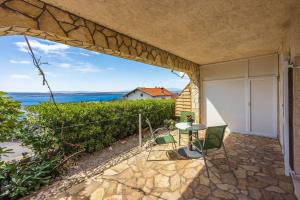 Renoviertes Studio-Apartment nur 120 Meter zum Strand mit Meerblick 
