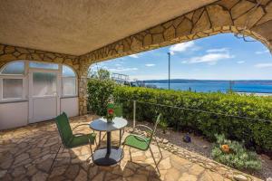 Renoviertes Studio-Apartment nur 120 Meter zum Strand mit Meerblick 