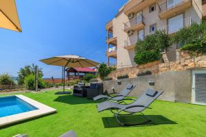 Komfortables Apartment nur 350 Meter zum Strand mit Meerblick, Pool, Aussendusche