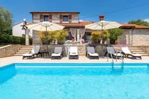 Faszinierende Villa mit 4 Bikes, Privatpool, Panoramablick, BBQ-Bereich, Waschmaschine - Brkač