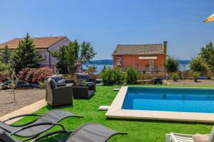 Hundefreundliches Apartment nur 350 Meter zum Strand mit Meerblick, Pool, WiFi