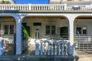 Charmantes Apartment nur 50 Meter zum Strand mit privater Terrasse, Meerblick, Parkplatz