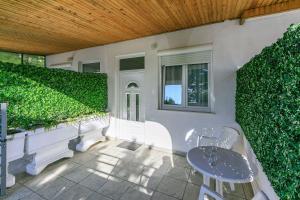 Charmantes Apartment nur 50 Meter zum Strand mit privater Terrasse, Meerblick, Parkplatz 