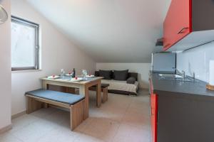 Ruhiges Apartment mit Holzkohlegrill, Pool mit Whirlpoolfunktion, Waschmaschine, Trockner