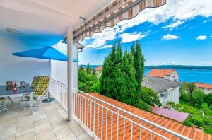 Modernes Apartment nur 350 Meter zum Sandstrand mit Meerblick, eigenem Liegestuhl, Grill