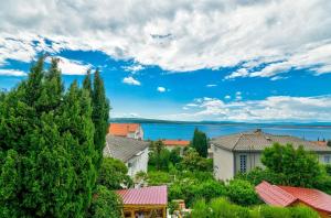 Modernes Apartment nur 350 Meter zum Sandstrand mit Meerblick, eigenem Liegestuhl, Grill