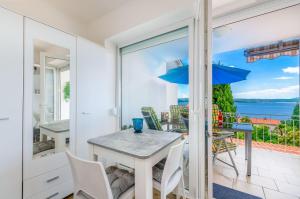 Modernes Apartment nur 350 Meter zum Sandstrand mit Meerblick, eigenem Liegestuhl, Grill