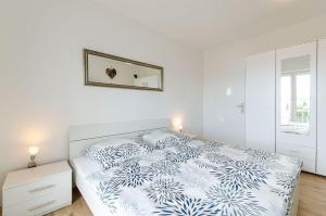 Modernes Apartment nur 350 Meter zum Sandstrand mit Meerblick, eigenem Liegestuhl, Grill