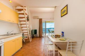 Atemberaubendes Apartment direkt am Meer mit privater Dachterrasse, eigener Galerie, WiFi