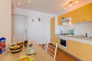 Atemberaubendes Apartment direkt am Meer mit privater Dachterrasse, eigener Galerie, WiFi