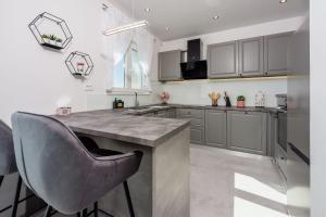 Exquisites Apartment nur 350 Meter zum Strand mit herrlichem Meerblick, Privatparkplatz, WiFi