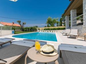 Traumhafte Villa mit beheizbarem Privatpool, Outdoor-Gym, Meerblick, in Umgebung von Weinbergen