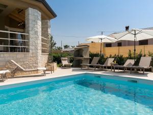 Traumhafte Villa mit beheizbarem Privatpool, Outdoor-Gym, Meerblick, in Umgebung von Weinbergen