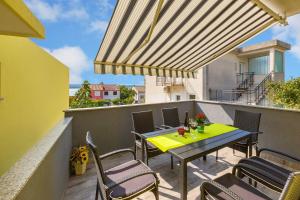 Charmantes Apartment nur 500 Meter zum Strand mit Meerblick, privatem Balkon, Privatparkplatz