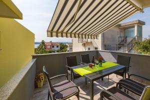 Charmantes Apartment nur 500 Meter zum Strand mit Meerblick, privatem Balkon, Privatparkplatz