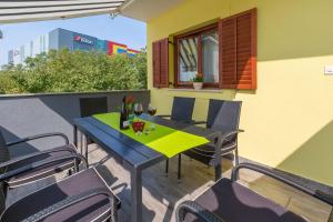 Charmantes Apartment nur 500 Meter zum Strand mit Meerblick, privatem Balkon, Privatparkplatz 