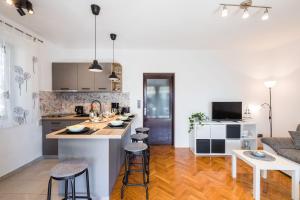 Bezauberndes Apartment nur 150 Meter zum Strand mit Meerblick, Grill, WiFi