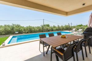 Neue und hundefreundliche Villa mit Panorama-Meerblick, Privatpool, Grillbereich, Babybett, Waschmas 