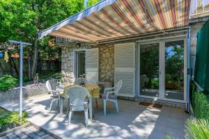 Beeindruckendes Apartment direkt am Strand mit privater Terrasse, Privatparkplatz, WiFi, Grill