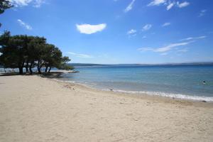 Idyllisches Apartment nur 400 Meter zum Sandstrand mit Meerblick, WiFi und Privatparkplatz