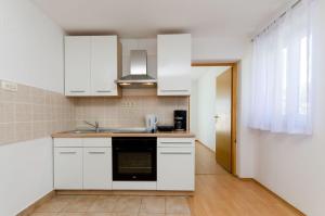 Idyllisches Apartment nur 400 Meter zum Sandstrand mit Meerblick, WiFi und Privatparkplatz