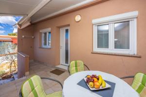 Mediterranes Apartment nur 300 Meter zum Sandstrand mit Meerblick