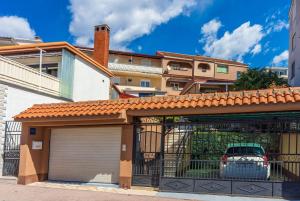 Mediterranes Apartment nur 300 Meter zum Sandstrand mit Meerblick