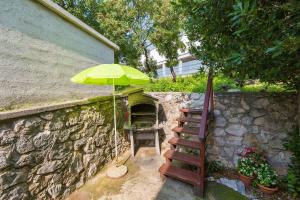 Mediterranes Apartment mit drei Terrassen, Grill, WiFi - nur 500 Meter zum Strand