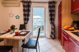 Mediterranes Apartment mit drei Terrassen, Grill, WiFi - nur 500 Meter zum Strand