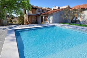 Traumhaftes Apartment mit Salzwasserpool, Willkommendrink, Grillbereich - bei Rovinj 