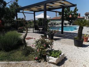 Traumhaftes Apartment mit Salzwasserpool, Willkommendrink, Grillbereich - bei Rovinj 