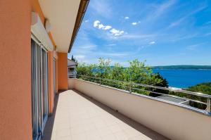 Helles Apartment nur 400 Meter zum Sandstrand mit Meerblick, WiFi, Privatparkplatz 