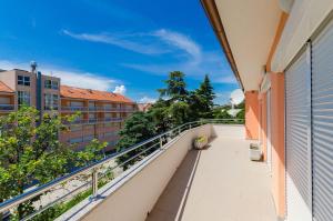 Helles Apartment nur 400 Meter zum Sandstrand mit Meerblick, WiFi, Privatparkplatz 