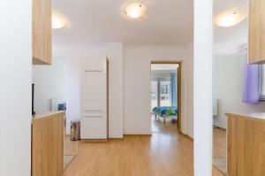 Helles Apartment nur 400 Meter zum Sandstrand mit Meerblick, WiFi, Privatparkplatz