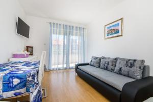 Helles Apartment nur 400 Meter zum Sandstrand mit Meerblick, WiFi, Privatparkplatz