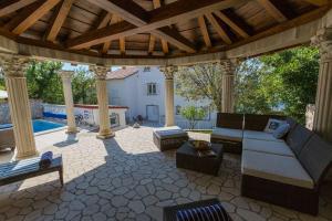 Reizendes Apartment nur 700 Meter zum Strand mit Meerblick, Pool, BBQ, WiFi