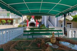 Reizendes Apartment nur 700 Meter zum Strand mit Meerblick, Pool, BBQ, WiFi