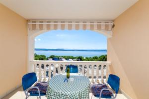 Komfortables Apartment nur 500 Meter zum Strand mit Meerblick, privatem Balkon, Grill 