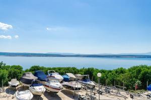 Komfortables Apartment nur 500 Meter zum Strand mit Meerblick, privatem Balkon, Grill