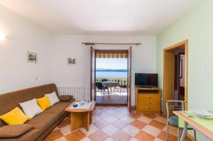 Komfortables Apartment nur 500 Meter zum Strand mit Meerblick, privatem Balkon, Grill 
