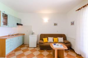 Komfortables Apartment nur 500 Meter zum Strand mit Meerblick, privatem Balkon, Grill