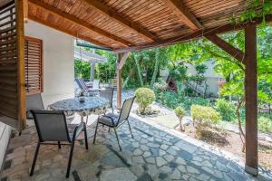 Einzigartiges Apartment nur 20 Meter zum Strand mit privater Terrasse, Grill - hundefreundlich