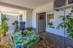 Idyllisches Apartment nur 150 Meter zum Strand mit privater Terrasse, Garten, WiFi