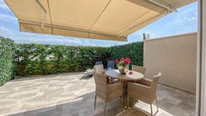 Mediterranes Apartment mit privater Terrasse, Liegen, Privatparkplatz, WiFi 
