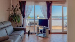 Atemberaubendes Apartment nur 50 Meter zum Strand mit Meerblick, Grill, Waschmaschine 