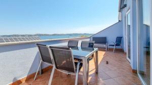 Atemberaubendes Apartment nur 50 Meter zum Strand mit Meerblick, Grill, Waschmaschine 