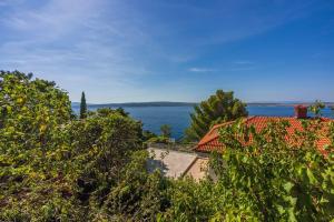 Hundefreundliches Apartment nur 150 Meter zum Strand mit Meerblick, BBQ, WiFi