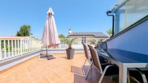 Hundefreundliches Apartment nur 50 Meter zum Strand mit herrlichem Meerblick, Waschmaschine, Grill 