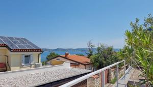 Hundefreundliches Apartment nur 50 Meter zum Strand mit herrlichem Meerblick, Waschmaschine, Grill 